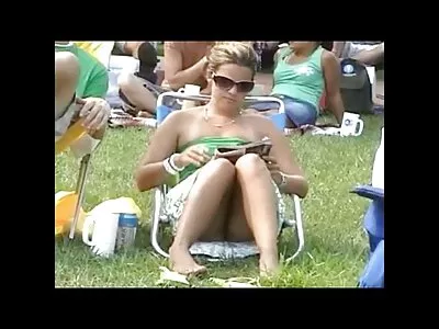 reife Frau naturtitten kostenlos gibt auf Sofa