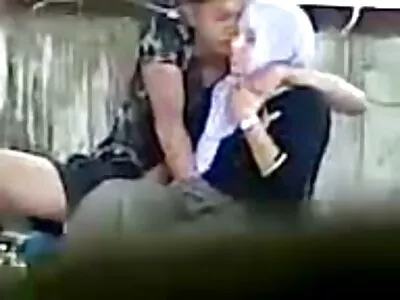 Die Frau mit Brille im Badezimmer gestochen busen kostenlos