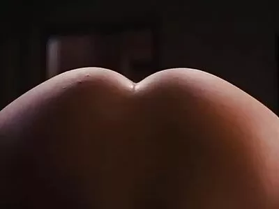 Findet sexy Frau im naturbusen kostenlos Bett